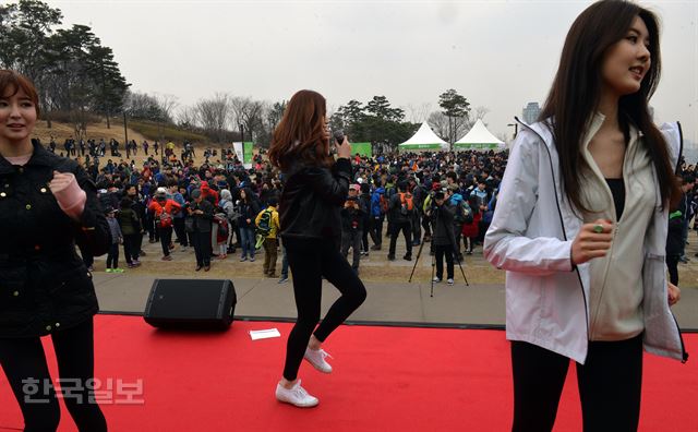 25일 오전 서울 남산 백범광장에서 열린 제463회 한국일보 거북이마라톤 '제19대 대통령선거 아름다운 선거를 위한 남산 걷기대회' 에서 시민들이 미스코리아와 함께 몸풀기 체조를 하고 있다. 신상순 선임기자 /2017-03-25(한국일보)