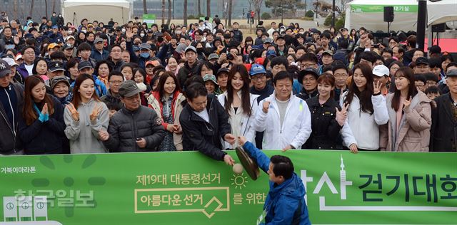 25일 오전 서울 남산 백범광장에서 열린 제463회 한국일보 거북이마라톤 '제19대 대통령선거 아름다운 선거를 위한 남산 걷기대회' 에서 명예대회장을 맡은 김대년 중앙선관위 사무총장이 출발 신호로 징을 힘차게 치고 있다. 신상순 선임기자 /2017-03-25(한국일보)