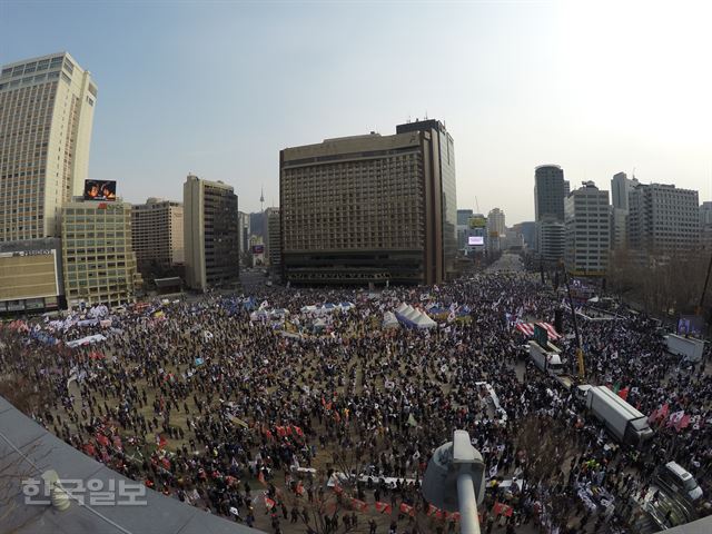 25일 서울 중구 덕수궁 대한문에 친박·보수 단체 회원들이 모여 집회를 벌이고 있다.