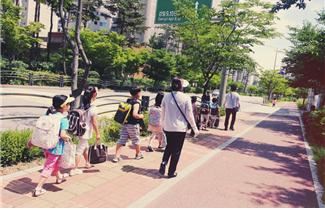 서울 강동구 강일초등학교 학생들이 교통안전지도사와 함께 등교하고 있다. 서울시 제공