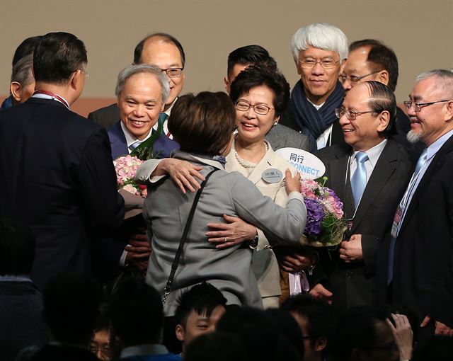 캐리 람 홍콩 행정장관 당선인이 26일 지지자들의 축하를 받고 있다. 홍콩=EPA 연합뉴스