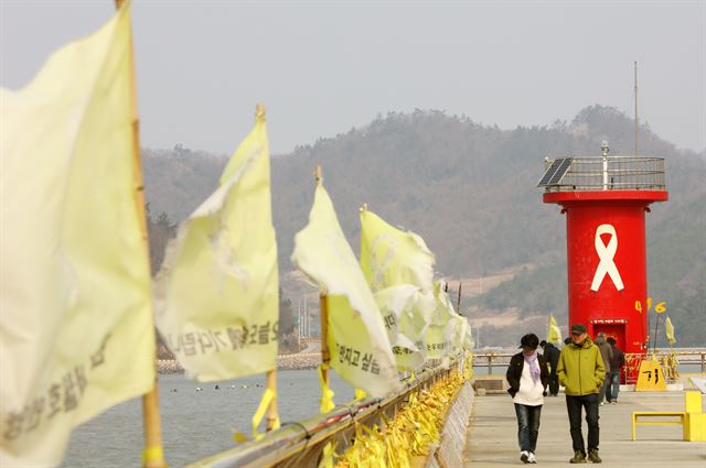 지난 27일 전남 진도군 팽목항 방파제에 추모객들의 발걸음이 이어지고 있다. 연합뉴스