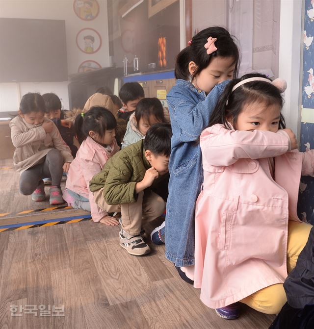 서울 서초구 우암초등학교 학생들이 27일 화재 체험 교육을 받고 있다. 서초구와 어린이 안전재단은 관내 초등학생을 대상으로 안전벨트 체험, 화재ㆍ지진 대피체험 등이 포함된 ‘찾아가는 어린이 안전체험 교실’ 프로그램을 진행하고 있다. 배우한 기자