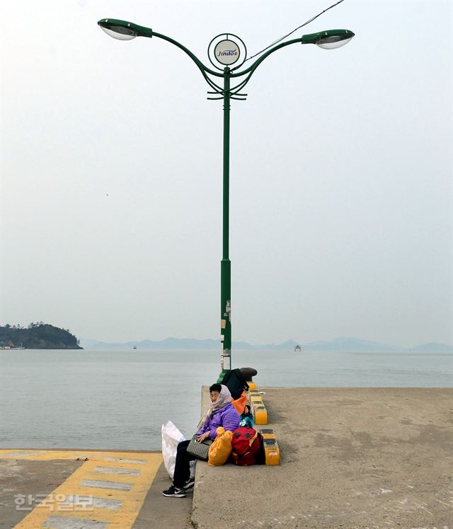 진도 팽목항 선착장에서 조도로 향하는 철선을 기다리는 주민들.