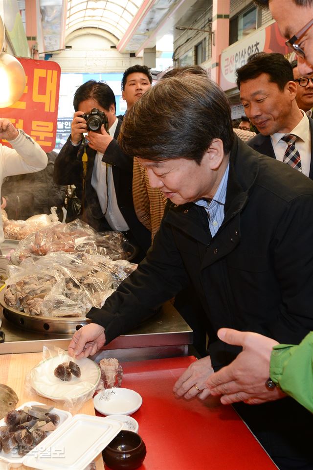 안철수 국민의당 전 대표가 27일 오전 경남 양산 남부시장을 방문, 한 가게에서 순대를 먹고 있다. 양산=전혜원 기자 iamjhw@hankookilbo.com