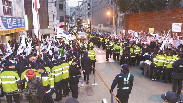 검찰이 박근혜 전 대통령 영장청구를 발표한 27일 오후 서울 삼성동 박 전 대통령 자택 앞에서 지지자들이 탄핵무효를 외치고 있다. 홍인기 기자 hongik@hankookilbo.com