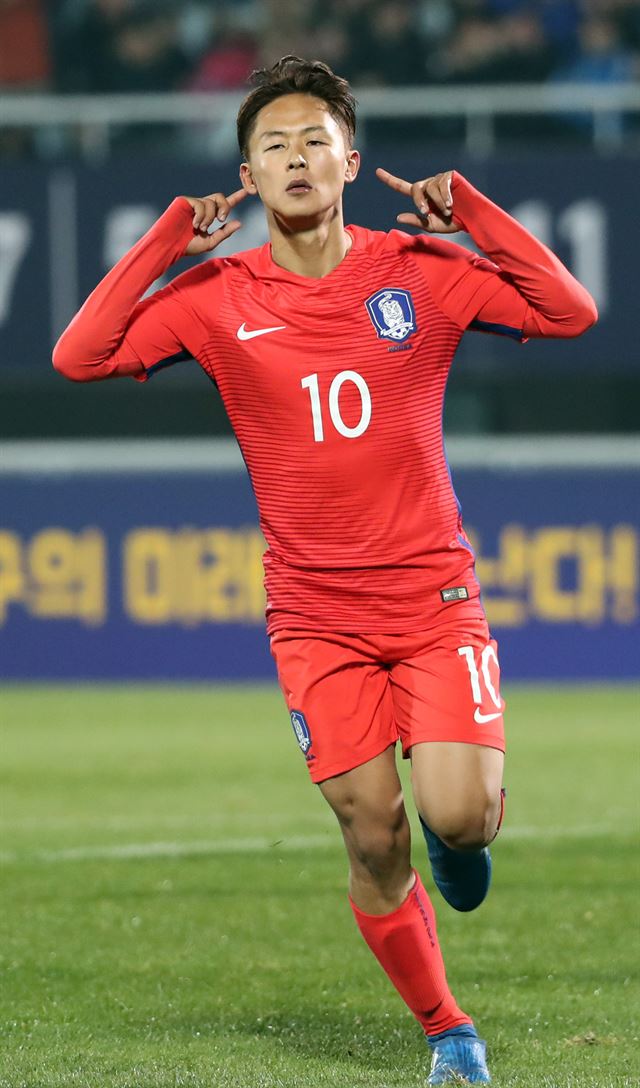 U-20 축구대표팀 공격수 이승우가 27일 천안종합운동장에서 열린 잠비아와 U-20 4개국 축구대회에서 골을 넣은 뒤 특유의 자신감 넘치는 포즈를 취하고 있다. 천안=연합뉴스