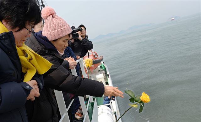 28일 오전 전남 진도군 세월호사고해역에서 사고 미수습자가족과 4대종단이 참여한 미수습자들의 조속한 수습을 위한 기원제에서, 가족들이 노란장미를 사고해역에 던지고 있다. 사진공동취재단