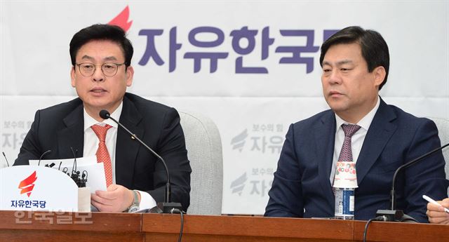 정우택(왼쪽) 자유한국당 원내대표가 28일 국회에서 열린 원내대책회의에서 발언하고 있다. 오대근 기자