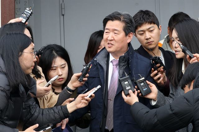 세월호 미수습자로 추정되는 유해 발견 소식이 전해진 28일 오후 전남 진도군 임회면 팽목항 인근 회의실에서 윤학배 해양수산부 차관이 미수습자 가족들과 회의를 마친 후 취재진의 질문에 답하고 있다. 2017.3.28 진도=연합뉴스