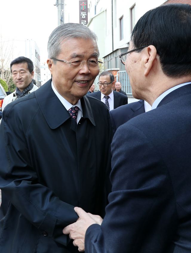 김종인 전 더불어민주당 비대위 대표가 27일 오후 대구시 중구 장관동 사단법인 담수회를 찾아 회장단과 인사하고 있다. 대구=연합뉴스