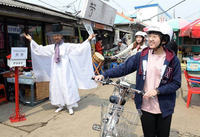 28일 오전 인천 강화군 교동도에서 관광객들이 교동제비집에서 대여한 자전거와 스마트 워치를 이용해 비콘을 활용한 IT 기반의 자전거 투어를 하고 있다. 인천=왕태석기자