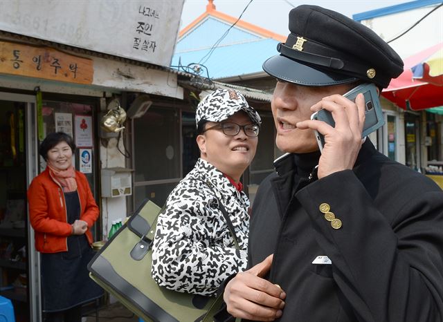 KT가 28일 인천 강화군 교동도에 다섯 번째 기가 스토리 '교동 기가 아일랜드'를 출범시켰다. 교동의 가장 번화가인 대룡시장을 찾은 관광객들이 교복과 교련복을 입고 시장을 둘러보고 있다.