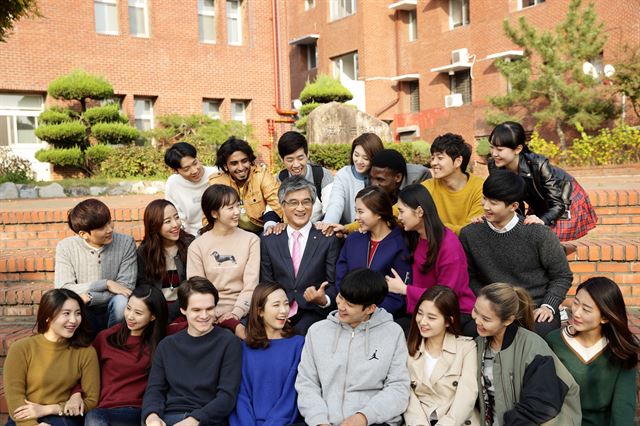 대구대 홍덕률 총장과 학생들이 교정에서 얘기를 나누고 있다. 대구대 제공