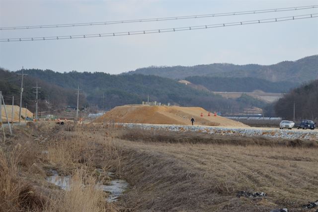 충주 에코폴리스 지구 한복판에서 진행되고 있는 중부내륙철도 공사 현장. 철도 노선이 평지보다 10m가량 높이 솟아 있어 산업단지를 두 동강 내는 꼴이 됐다. 에코폴리스 지구는 이 철도 외에 평택~제천 고속도로와 국도 등이 관통하고 지나가는 등 입지 조건이 열악하기 짝이 없다. 지역에서는 “애초 대상지 선정 자체가 잘못 됐다”는 지적도 나온다.