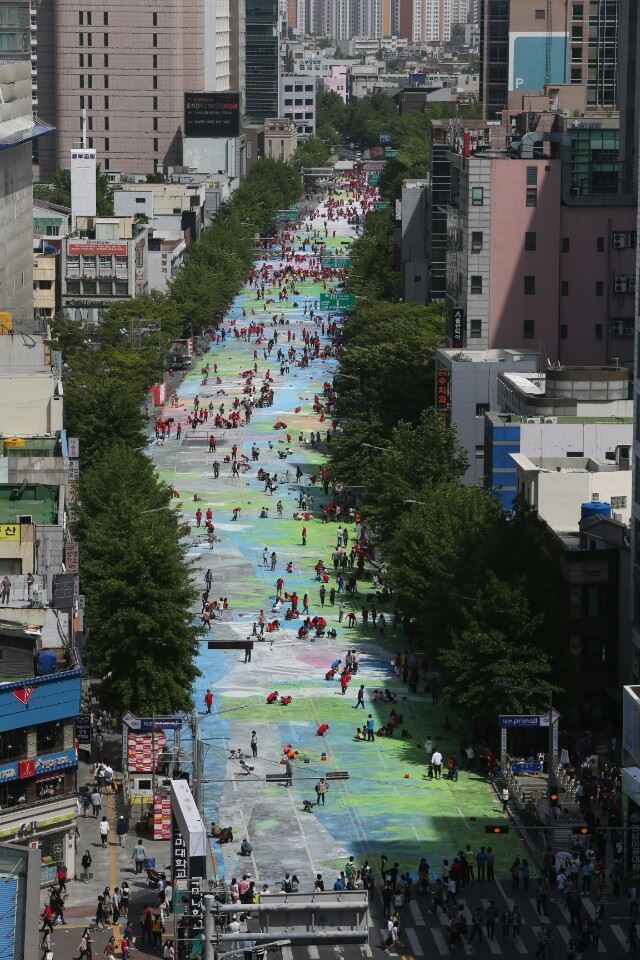 지난해 대구컬러풀페스티벌에서 시민들이 분필아트로 대구 도심의 아스팔트길을 물들이고 있다. 대구시 제공/2017-03-23(한국일보)