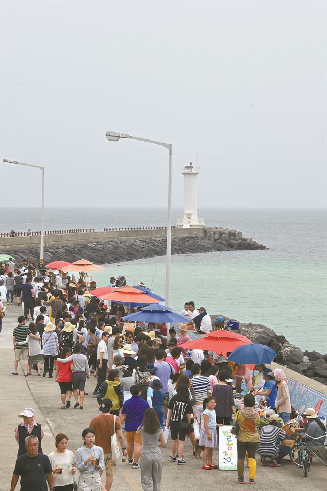 제주지역 플리마켓내 음식판매 허용 여부를 놓고 제주도와 도의회간 법정공방이 이어질 전망이다. 제주에서 가장 대표적인 플리마켓인 제주시 세화 벨롱장. 한국일보 자료사진.