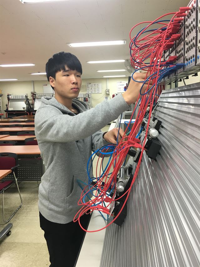 올해 한국폴리텍대학 성남캠퍼스 스마트시스템제어학과수석으로 입학한 청각장애인 김재환(19)씨가 공압기계로 실습을 하고 있다. 한국폴리텍대 제공