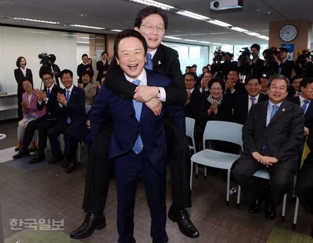 남경필 경기도지사가 29일 오전 여의도 당사에서 열린 바른정당 연석회의서 유승민 대통령 후보를 업고 있다.고영권기자youngkoh@hankookilbo.com