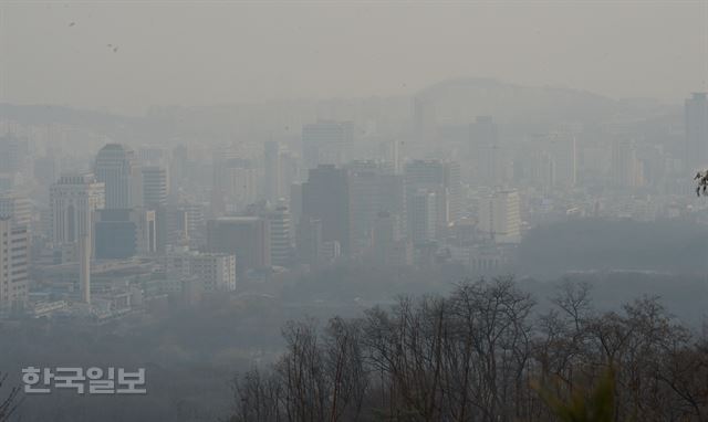 미세먼지가 하늘을 뒤덮은 서울 도심의 모습. 한국일보 자료사진