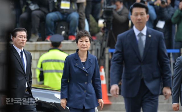 [저작권 한국일보] 전직 국가원수로는 헌정 사상 첫 구속 전 피의자 심문(영장실질심사)을 받는 박근혜 전 대통령이 30일 오전 서울 서초구 중앙지방법원에 출석하고 있다. 검찰은 지난 27일 박 전 대통령에게 뇌물수수와 직권남용권리행사방해 등 혐의를 적용해 구속영장을 청구했다. 박 전 대통령은 1997년 영장실질심사제도가 생긴 이래 처음으로 심사를 받는 전직 대통령이 됐다. 서재훈기자