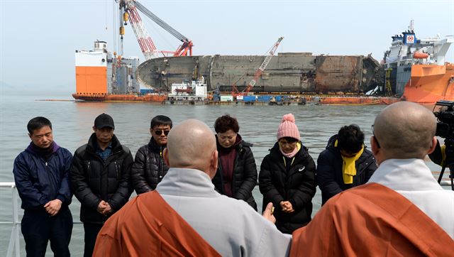 28일 전남 진도군 세월호사고해역에서 사고 미수습자가족과 4대종단이 참여한 미수습자들의 조속한 수습을 위한 기원제에서 각 종교인들이 미수습자의 수습을 기원하고 있다. 사진공동취재단