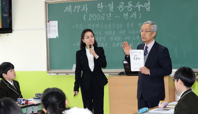 스즈키 히토시(63) 전 일본 요코하마중학교 역사사회교사가 30일 전북 전주근영중학교에서 '안중근 의사님 고국에 언제 돌아오시렵니까!'를 주제로 수업하고 있다. 왼쪽은 조은경 전주근영중 수석교사. 연합뉴스.