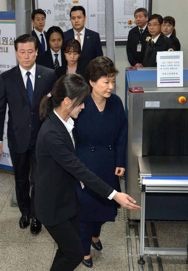 뇌물수수 등의 협의로 구속영장이 청구된 박근혜 전 대통령이 30일 오후 서울 서초동 서울중앙지법에서 열린 구속영장실질심사를 마친 뒤 법원을 빠져나가고 있다. 사진공동취재단