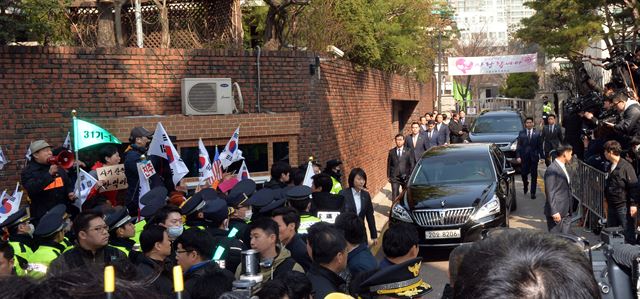 박근혜 전대통령이 30일 오전 서울 서초 법원에서 진행 되는 영장실질심사를 받기 위해 서울 강남구 삼성동 자택에서 나와 법원으로 가는 경호차량에 타고 이동하고 있다. 신상순 선임기자