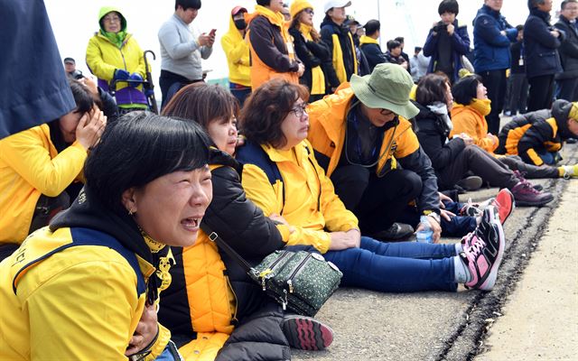 세월호를 실은 반잠수식 선박, 화이트 마린 호가 31일 오후 유가족들의 오열속에 목포신항에 접안하고 있다.목포=사진공동취재단