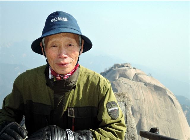 북한산 백운대를 4,500번 오른 하정우씨. 뒤로 북한산 인수봉이 보인다. 하씨 제공