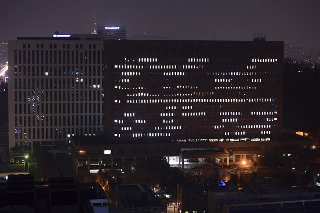 지난 30일 박근혜 전 대통령이 구속 전 피의자심문을 마치고 대기 중인 서울 서초구 서울중앙지검 전경. 뉴스1