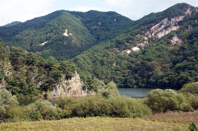 한 폭의 풍경화 같은 달천을 따라 걷는 양반길. 한국관광공사 제공.