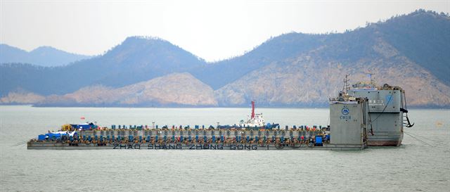 지난달 22일 오전 세월호 침몰 해역인 전남 진도군 동거차도 앞바다에서 중국 인양업체인 상하이셀비지의 잭킹바지선 두척이 세월호 인양작업을 준비하고 있다. 같은 날 박 전 대통령은 피의자 신분으로 검찰 조사를 받았다. 한국일보 자료사진