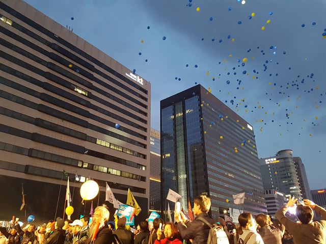 1일 오후 광화문광장에서 열린 적폐청산 집회에서 시민들이 적폐청산을 염원하며 풍선을 날리고 있다. 정반석 기자