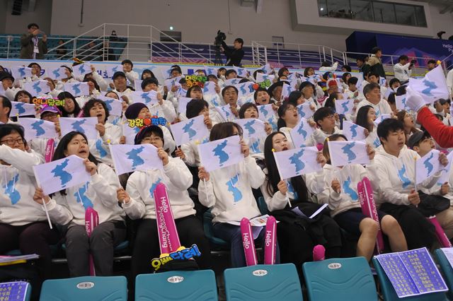 아이스하키 여자 세계선수권 디비전Ⅱ북한과 호주의 경기가 열린 강릉하키센터를 찾은 남북공동응원단이 ‘아리랑’을 부르고 있다.