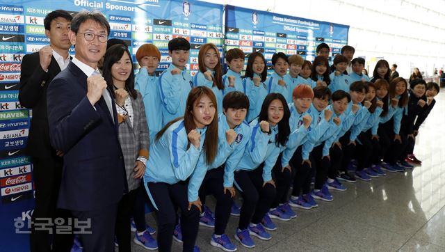 2018 여자축구 아시안컵 예선전을 위해 베이징을 거쳐 평양으로 향하는 윤덕여 감독과 선수들이 2일 오전 인천공항에서 기자회견을 마친 후 기념촬영을 하고 있다. 영종도=서재훈기자 spring@hankookilbo.com