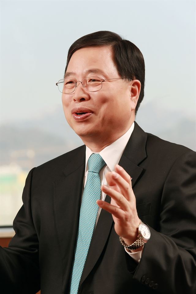 박진수 LG화학 부회장은 지닌달 31일 대전 기술연구원에서 열린 기자간담회에서 "올해 연구개발(R&D)에 1조원을 투자하고 2020년까지 1조4,000억원으로 확대해 2025년 글로벌 톱5 화학회사로 만들겠다"고 말했다. LG화학 제공