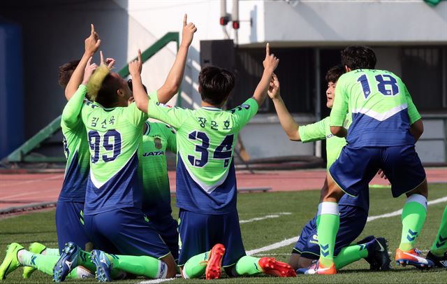 전북 현대 김진수가 2일 전주종합경기장에서 열린 FC서울과 프로축구 홈경기에서 득점한 뒤 동료들과 이색적인 세리머니를 펼치고 있다. 전주=연합뉴스