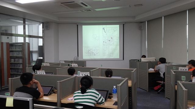 웹툰강좌에 참여해 수업 듣는 수강생들의 모습. 경산시 제공