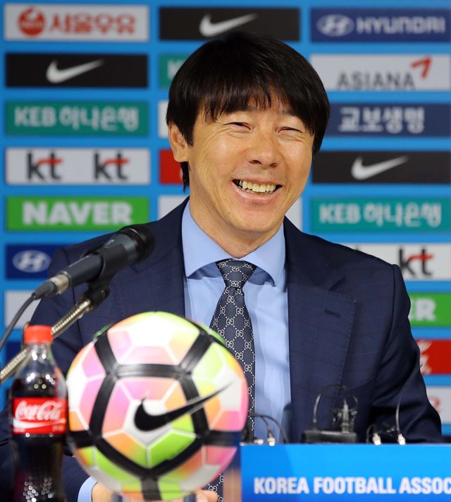 신태용 U-20 대표팀 감독이 3일 서울 신문로 축구회관에서 소집 훈련 명단 발표한 뒤 밝게 웃으며 취재진 질문에 답하고 있다. 연합뉴스