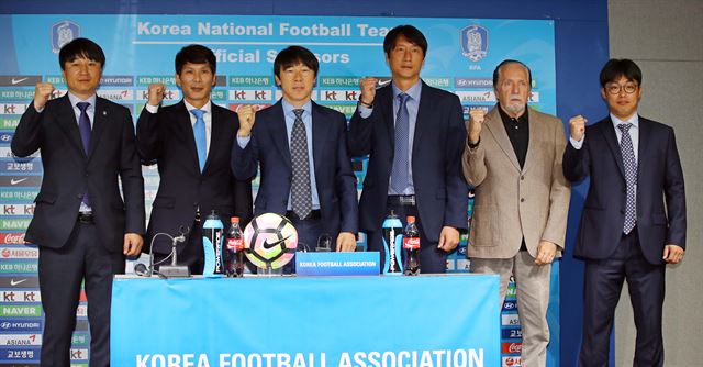 U-20 대표팀 코칭스태프. 전경준, 공오균 코치. 신태용 감독, 김해운 골키퍼 코치, 루이스 플라비우, 우정하 피지컬 코치. 연합뉴스