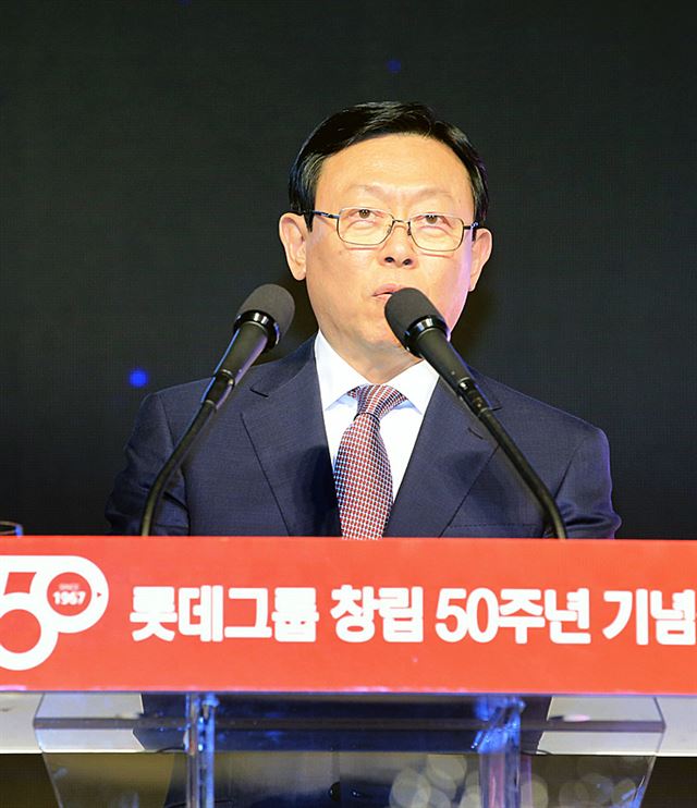 신동빈 롯데그룹 회장이 3일 서울 올림픽로 롯데호텔월드에서 열린 '롯데그룹 창립 50주년 기념식'에서 기념사를 통해 기업의 사회적 책임과 상생 정신을 강조하고 있다. 롯데그룹 제공