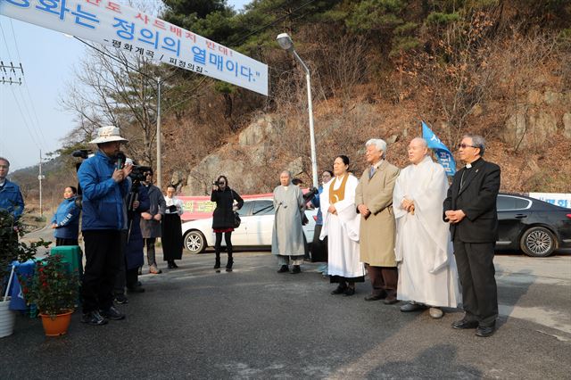 4대 종단 지도자들이 1일 경북 성주 골프장 앞에서 사드 배치에 반대하며 농성 중인 원불교 관계자의 설명을 듣고 있다. 성주=연합뉴스