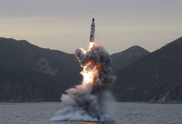 지난해 북한의 잠수함탄도미사일(SLBM) 발사 장면. 연합뉴스