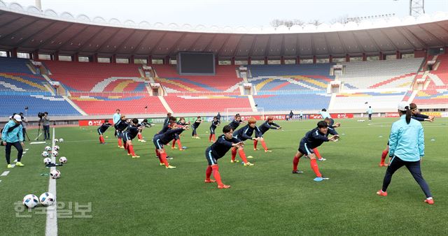 한국축구 여자대표팀 선수들이 4일 북한 평양 김일성경기장에서 훈련을 하기에 앞서 스트레칭으로 몸을 풀고 있다. 한국은 이곳에서 7일 북한과 여자 아시안컵 예선 2차전을 치른다. 평양=서재훈 기자 spring@hankookilbo.com