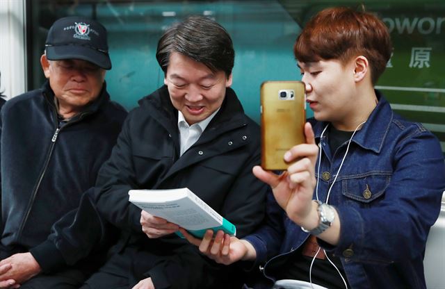 국민의당 대선후보인 안철수 전 대표가 5일 오전 서울 노원구 지하철 7호선 수락산역에서 태릉입구역까지 열차를 타고 이동하던 중 한 청년이 읽던 '최고의 설득'이란 책을 선물받고 있다. 연합뉴스