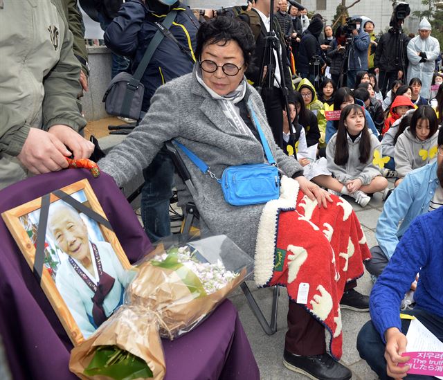 5일 오후 서울 종로구 중학동 옛 일본대사관 앞에서 열린 일본군성노예제 문제해결을 위한 제 1277차 정기 수요시위. 영정은 4일 별세한 이순덕 할머니.신상순 선임기자