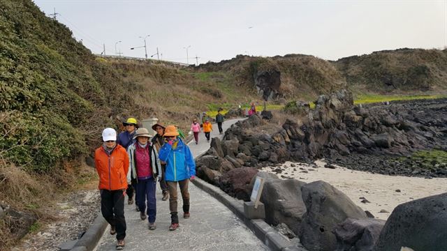 중국 정부의 사드 보복에 따른 한국관광 중단 조치 이후 중국인 관광객들의 발길은 뚝 끊겼지만, 그 빈자리를 내국인 관광객들이 빠르게 채우고 있다. 사진은 제주시 애월읍 해안도로를 산책하는 내국인 관광객들.