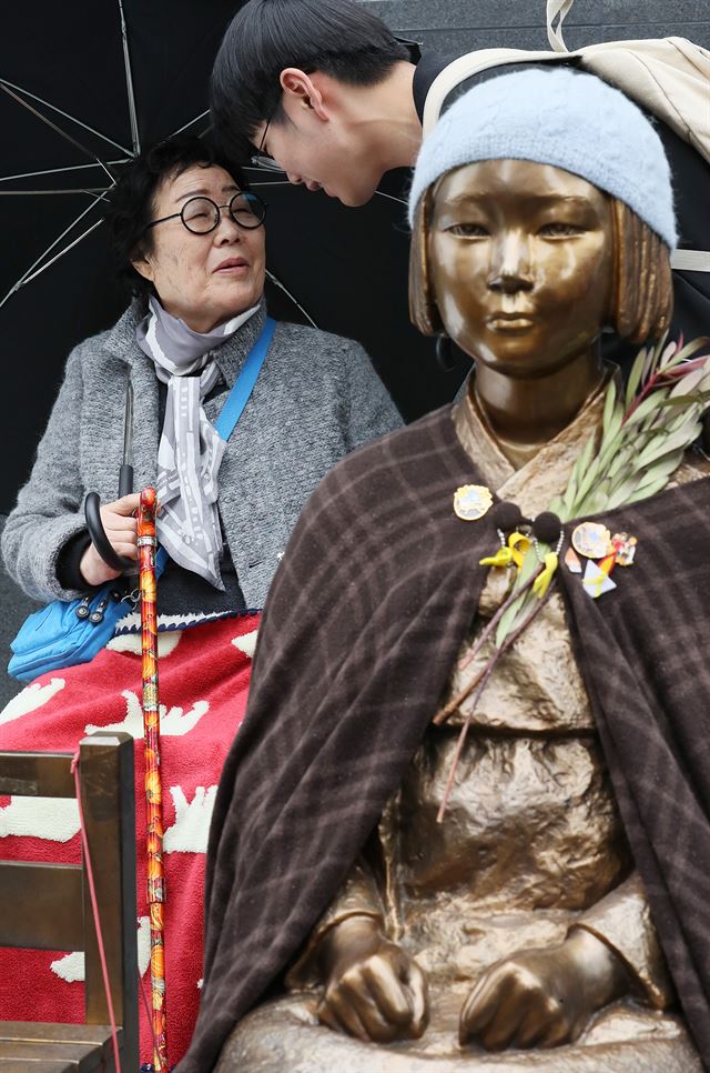 5일 오후 서울 종로구 일본대사관 앞에서 열린 일본군성노예제 문제해결을 위한 제 1277차 정기 수요시위에서 이용수 할머니가 한 학생과 대화를 나누고 있다. 연합뉴스